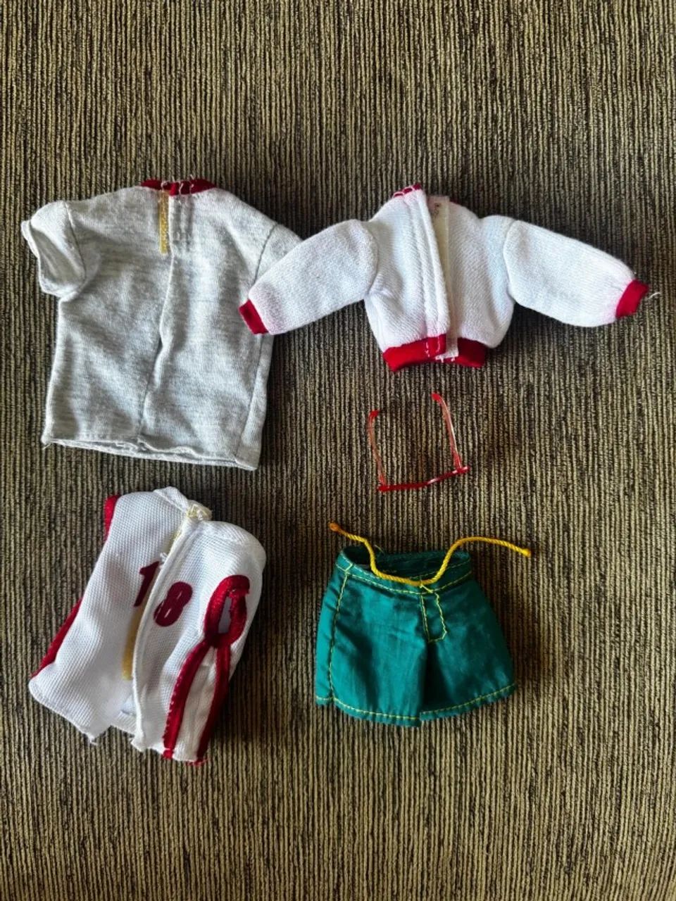 Roupas Para Ken e Barbie Coleção Disney / Marvel - Mattel Original - Foto 2
