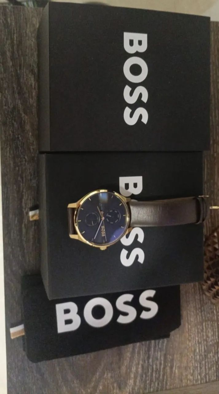 Lindo relógio Boss com pulseira em couro marrom mecanismo quartzo