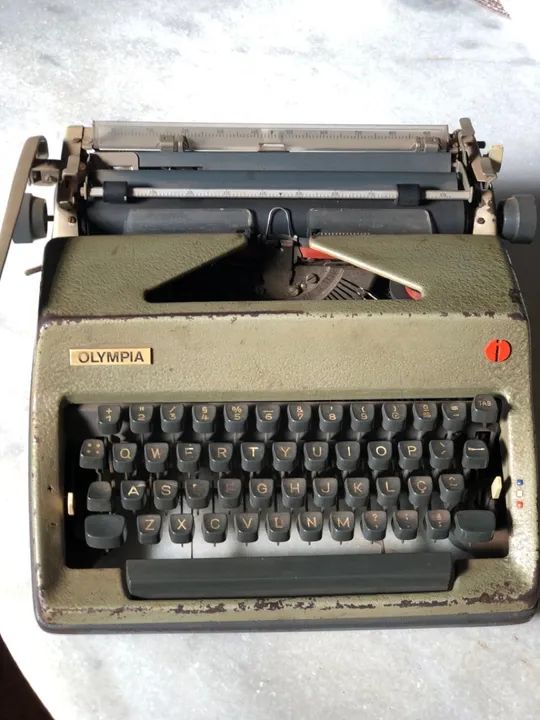 Máquina de escrever Olympia antiga 