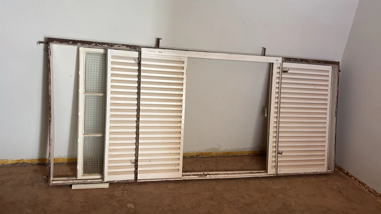 Janela de ferro antiga 64316686009089120