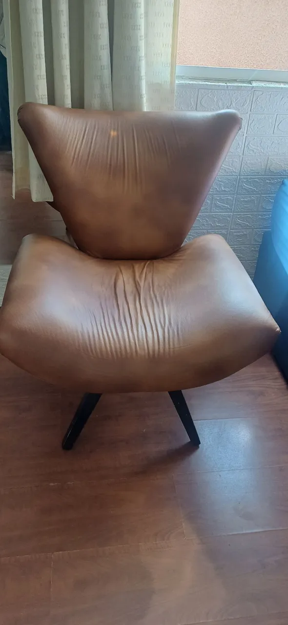 Poltrona em Courino - Design Moderno e Conforto