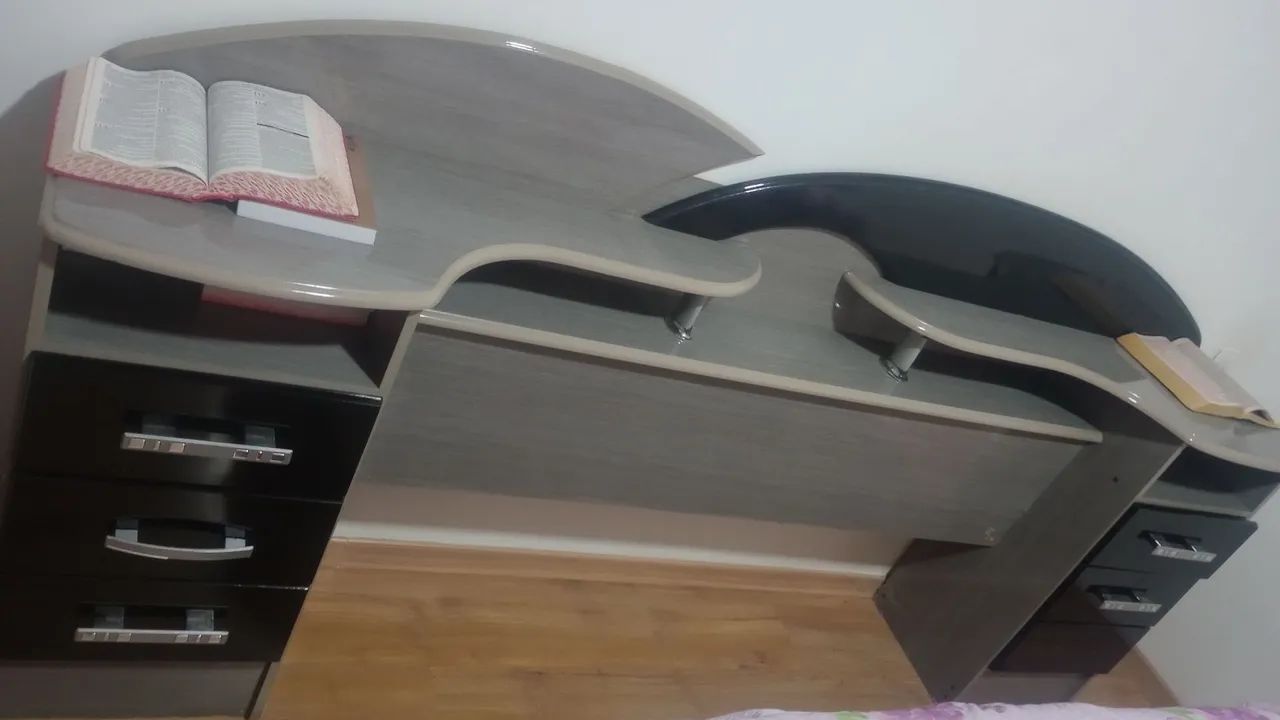 Cabeceira de cama moderna com gavetas e design diferenciado