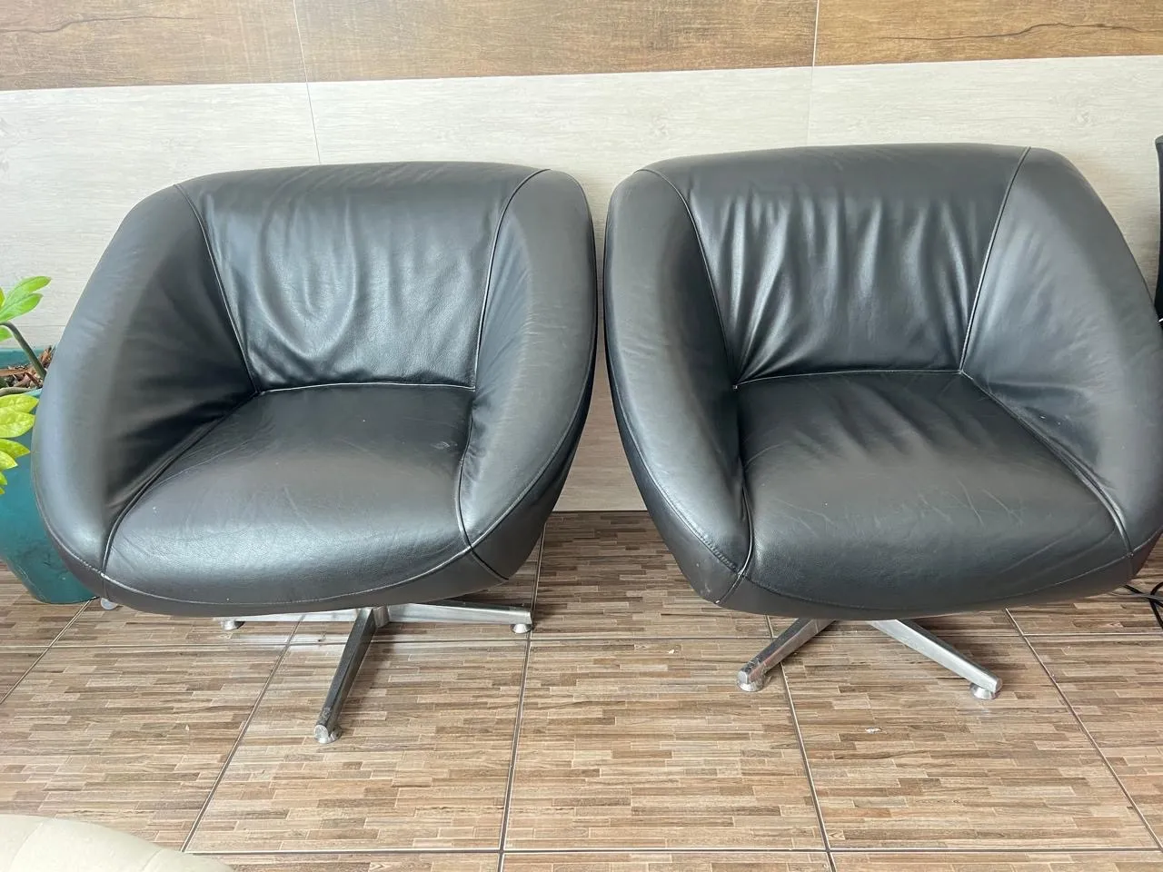 Poltronas Giratória em Couro pés em inox