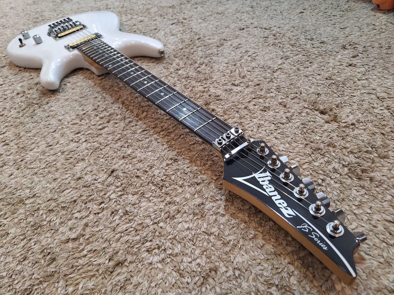 Ibanez JS100 WH Satriani シグネチャー H/S Magazine Luiza | Pra você é Magalu!