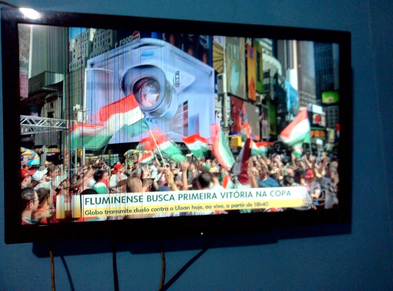 TV com algumas listras mas funcionando