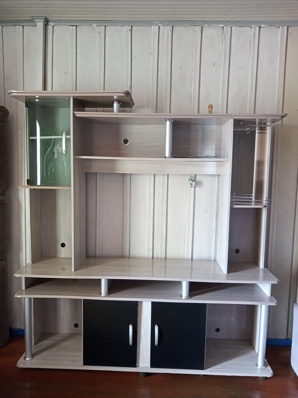 Rack para TV em MDP/MDF, com vidro e prateleiras - ótimo estado.
