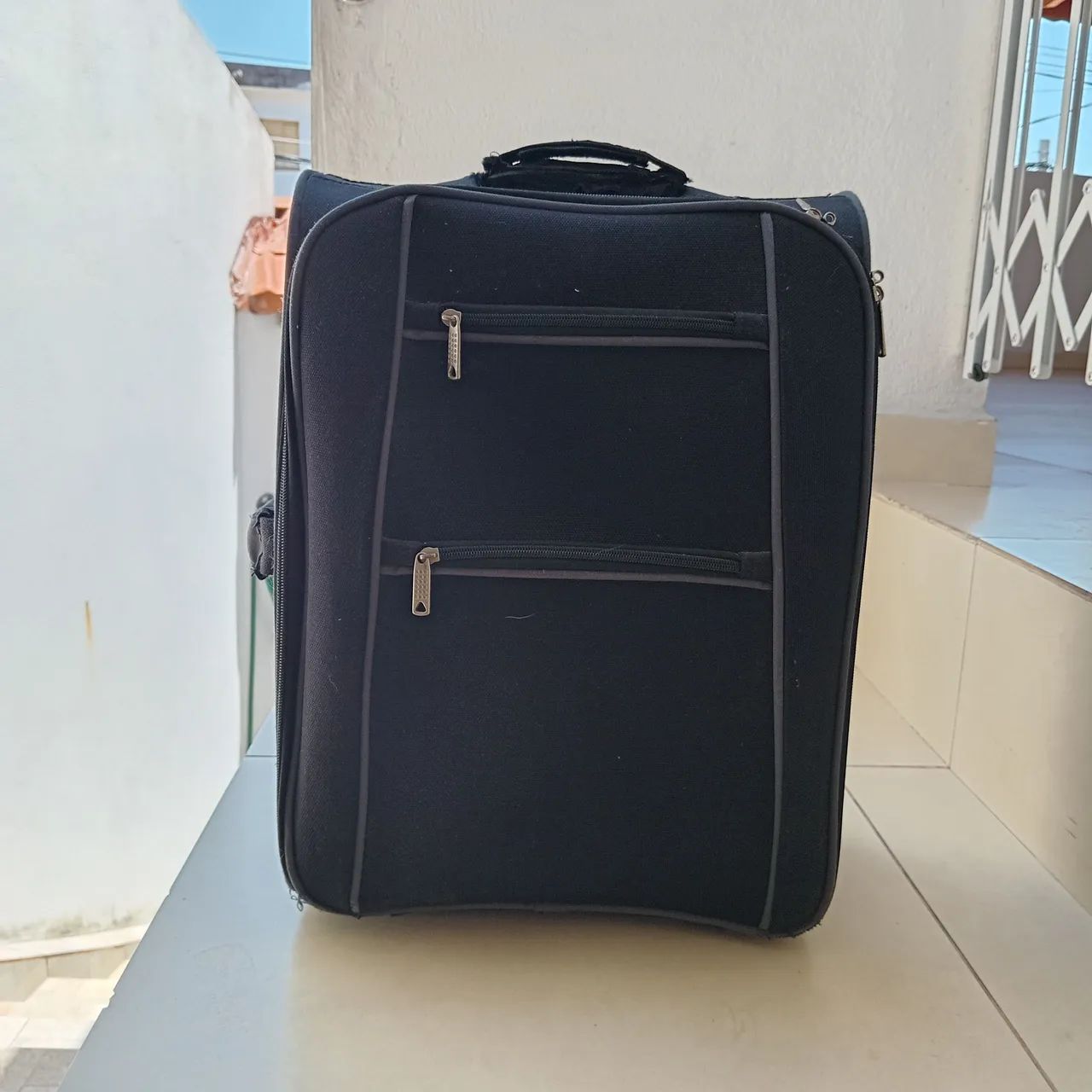 Mala pequena de bordo no perfil tem varias.