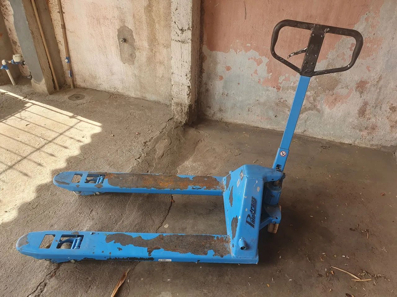 Transpalete Paleteira Manual Hidraulica TM 2500kg 680mm com roda dupla de Nylon - Foto 4