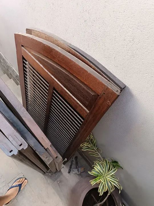 Kit com 2 janelas coloniais de madeira e uma porta de madeira. - Foto 3