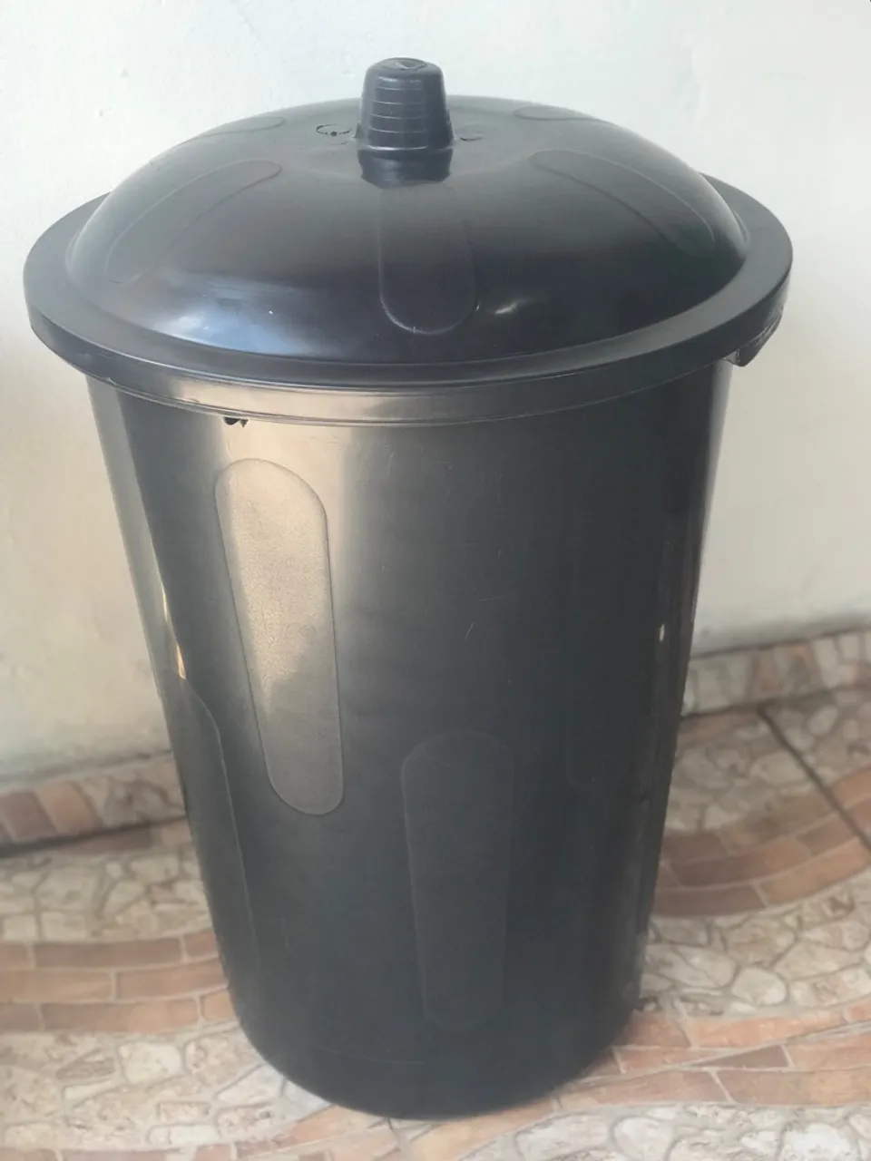 Balde 60 litros com tampa.