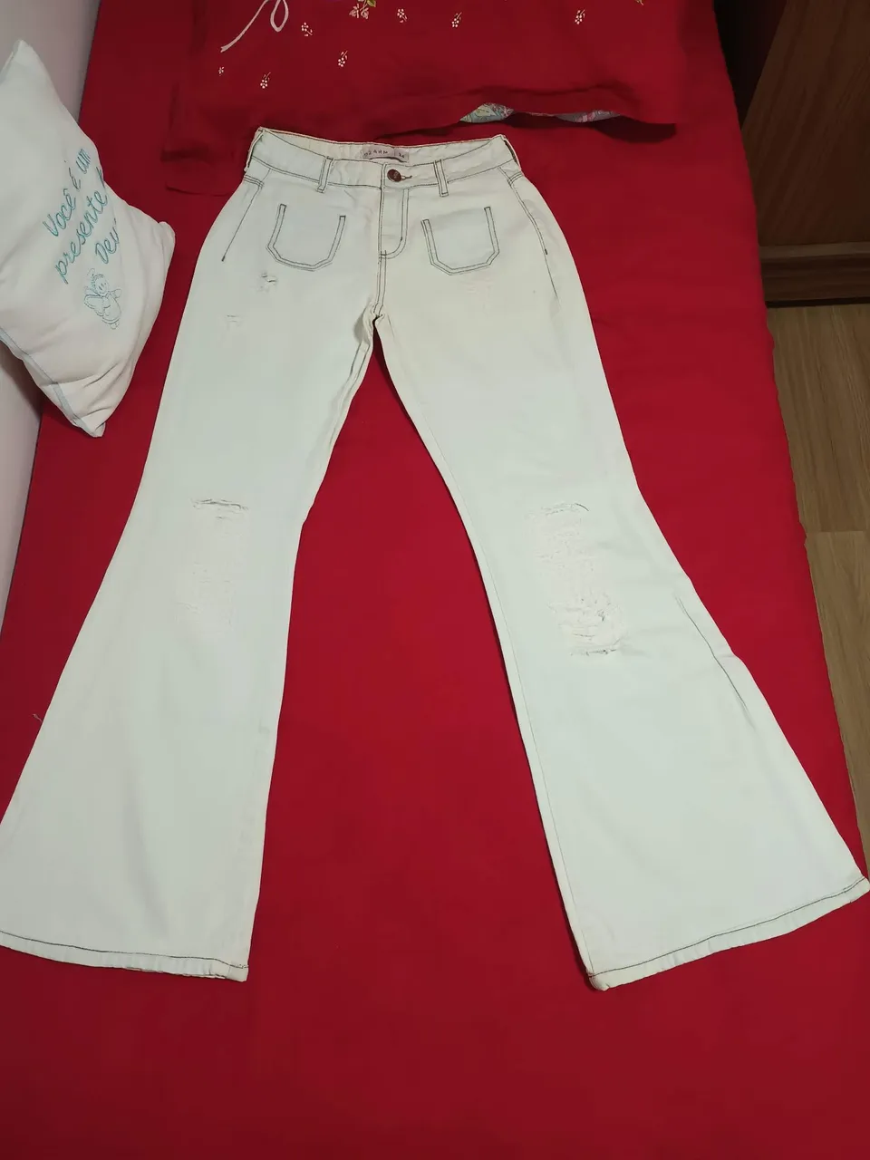 Calça Flare Jeans Branca com Detalhes