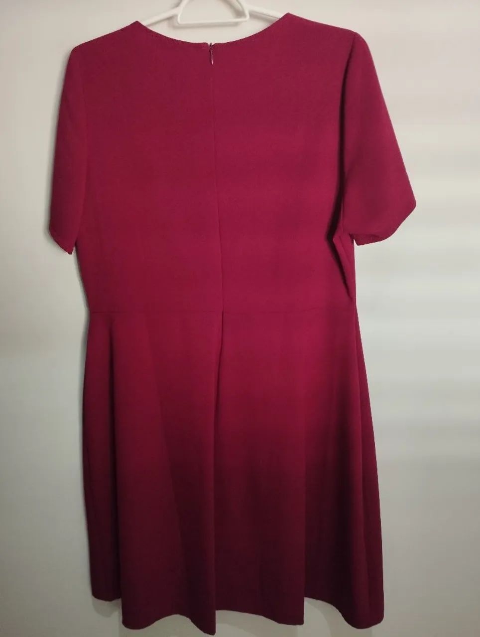 Vestido Vermelho Elegante com Detalhe no Decote - Foto 3