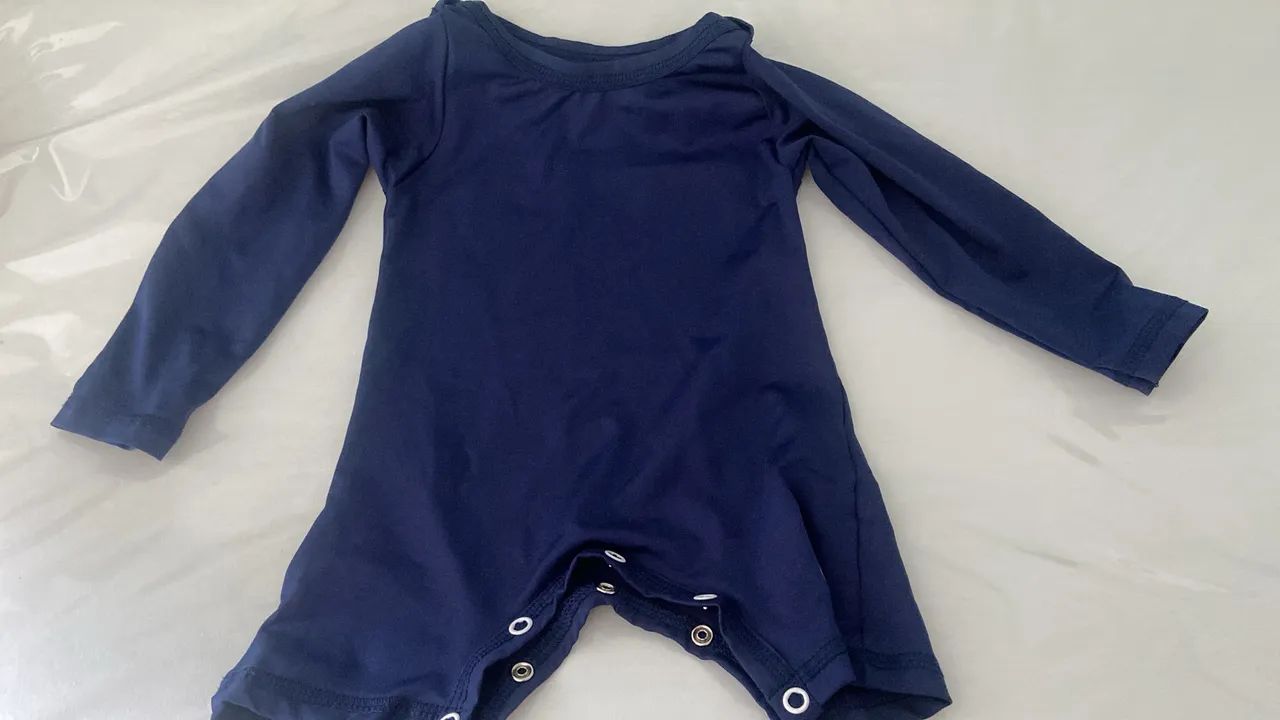 Lotinho de roupas e cabides infantis  - Foto 4