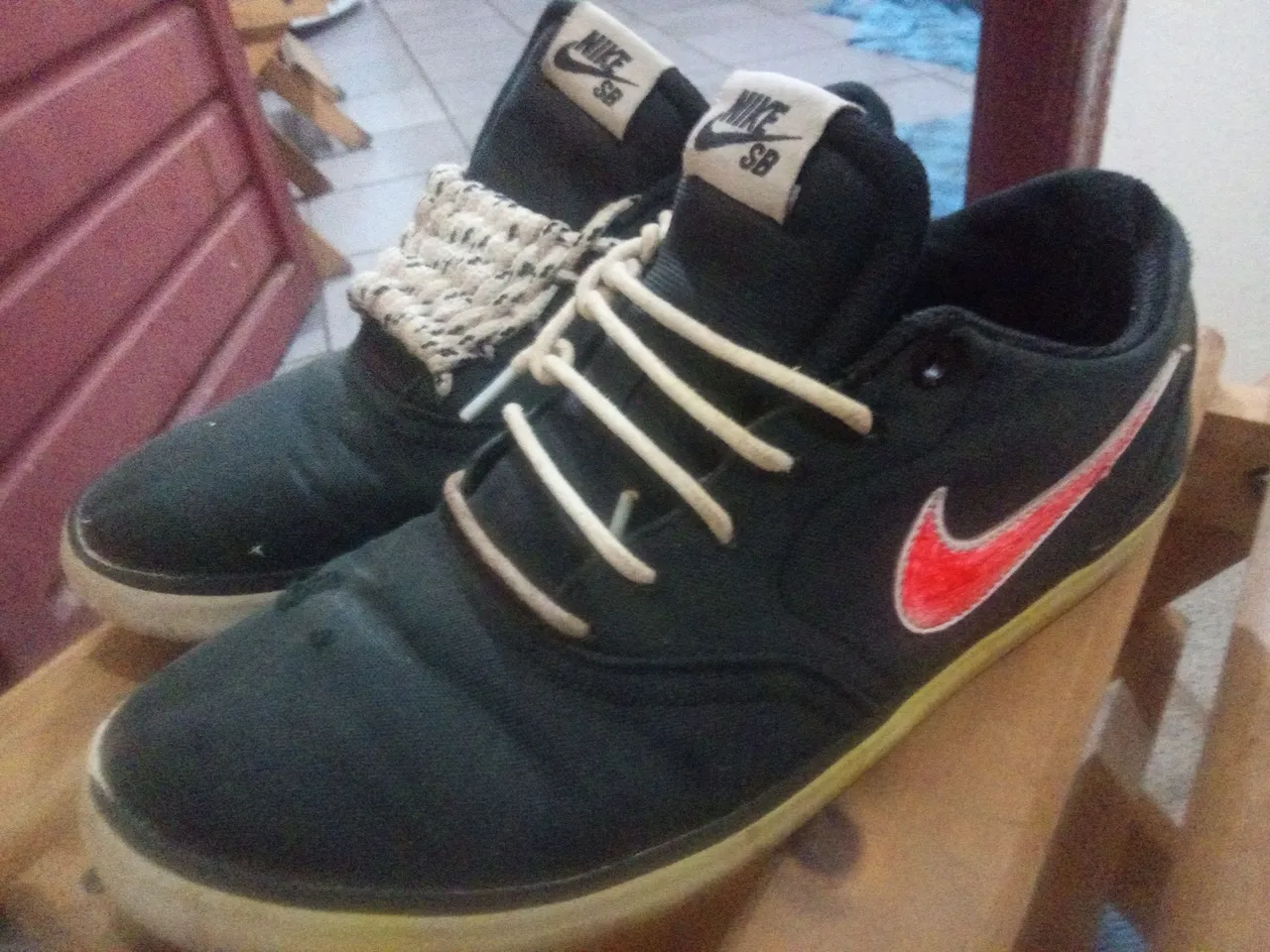 Nike SB - Preto com detalhes em vermelho