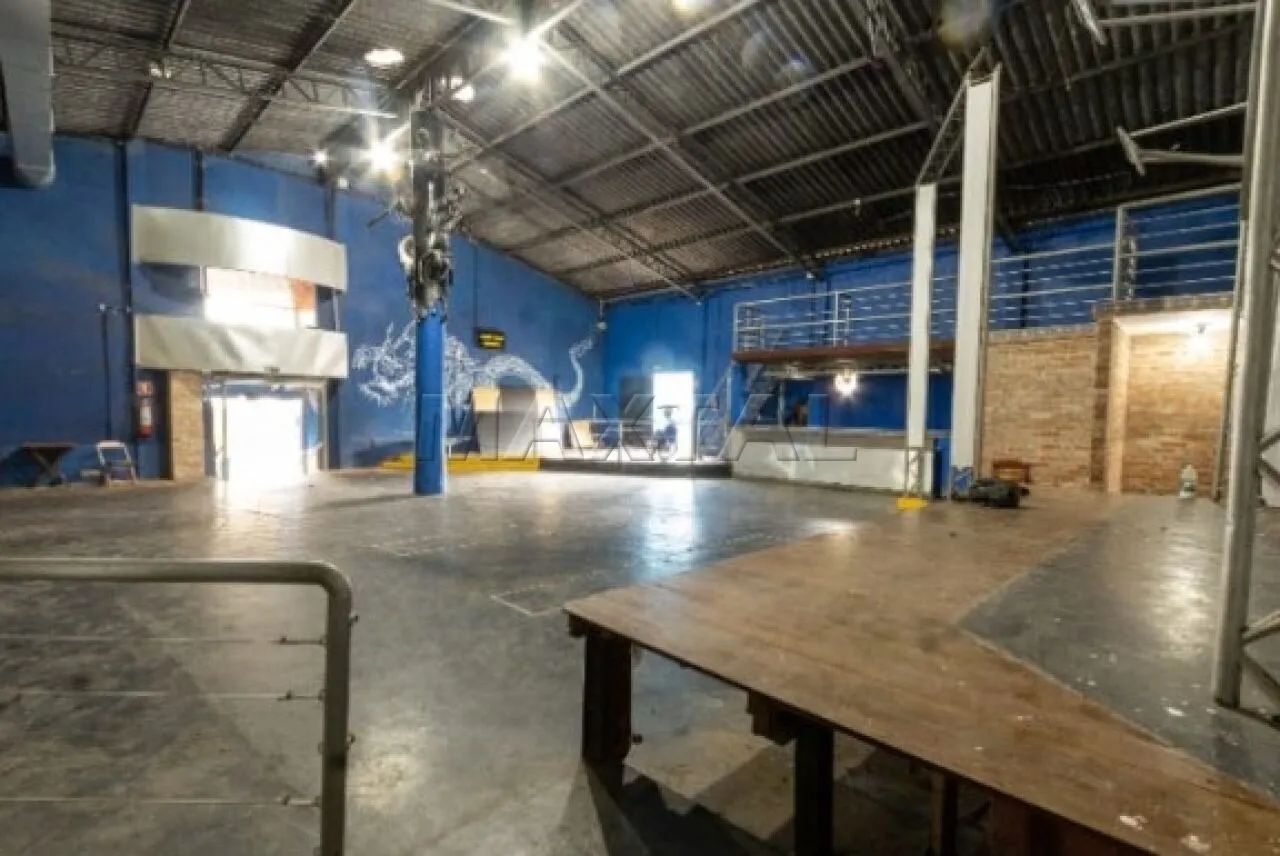 Imóvel comercial com 2 salões independentes, 598,10 m² de área útil e 2.580 m² de terreno.