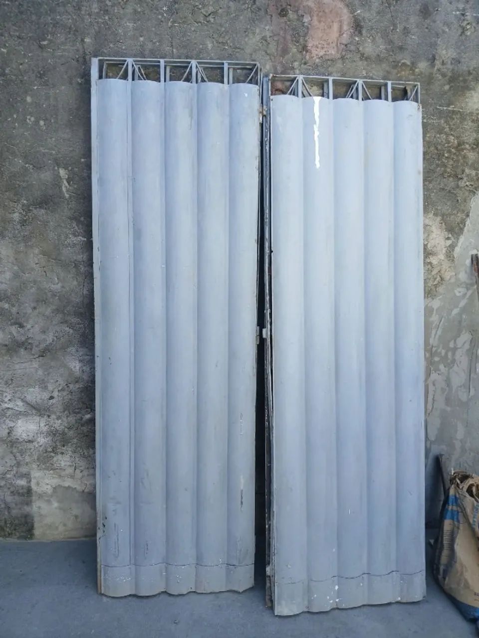 Conjunto de portões de garagem e grades