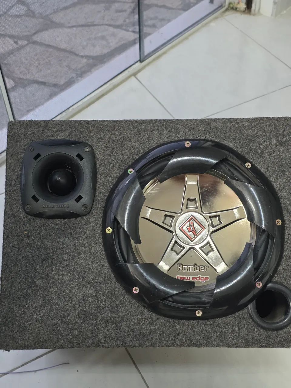 Vendo 1 caixa subwoofer miuto bom e bem conservado!!