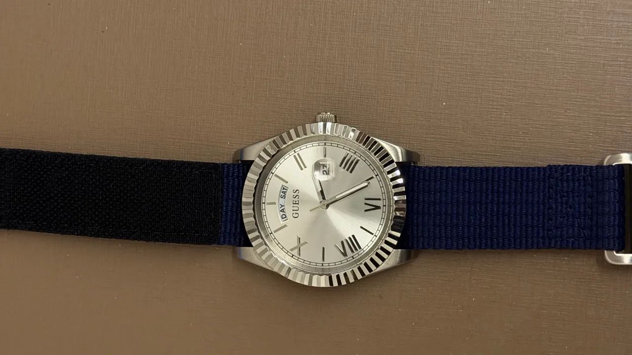 GUESS Silver-Tone and White Textured Analog Watch - Foto 3