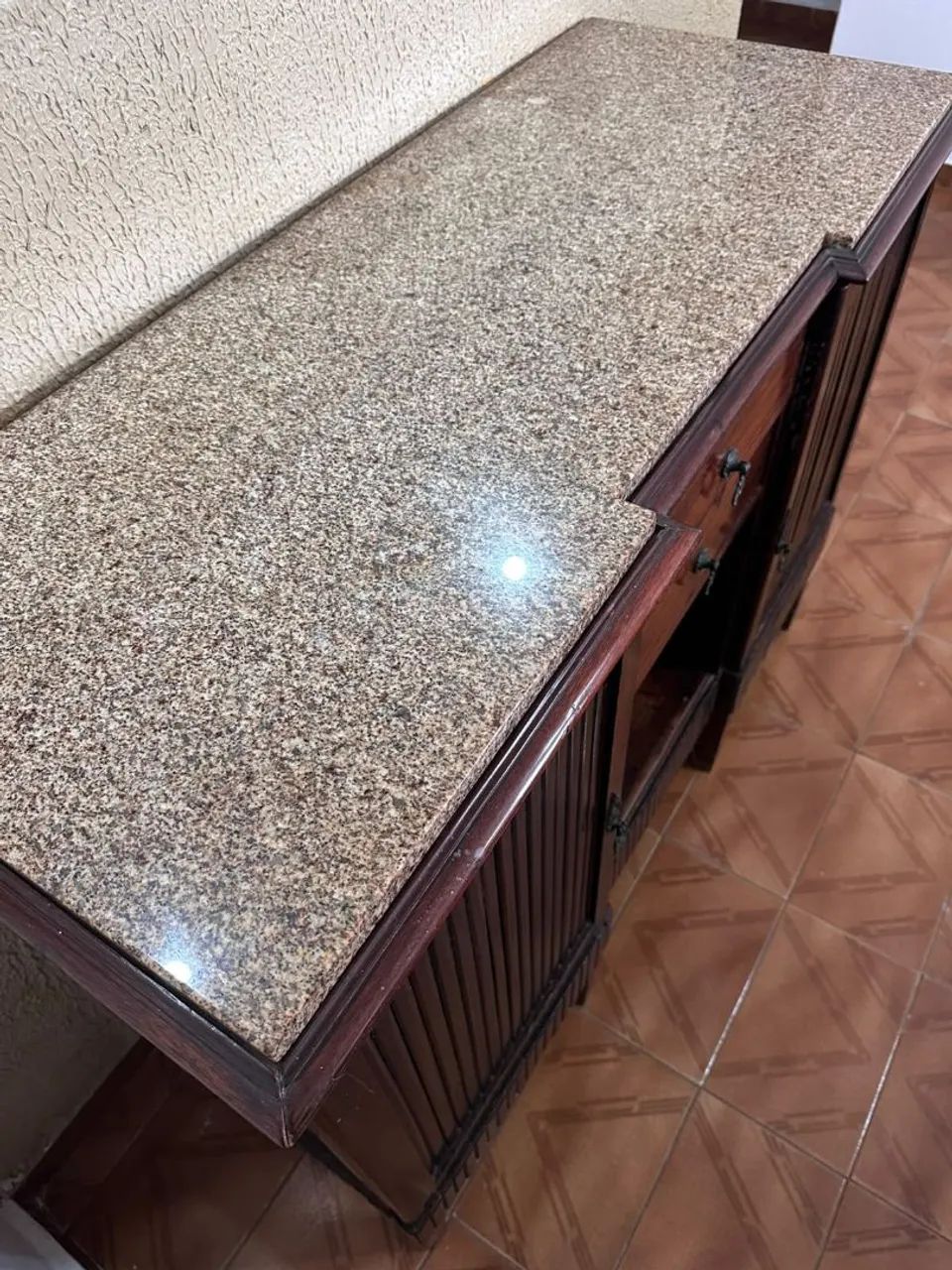 Conjunto colonial de móveis de buffet, com cristaleira. - Foto 4