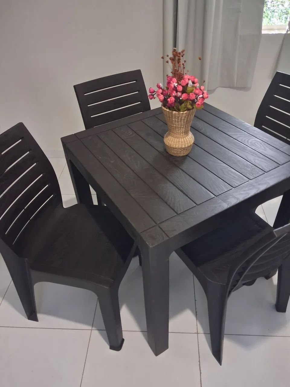Mesa com 4 cadeiras 