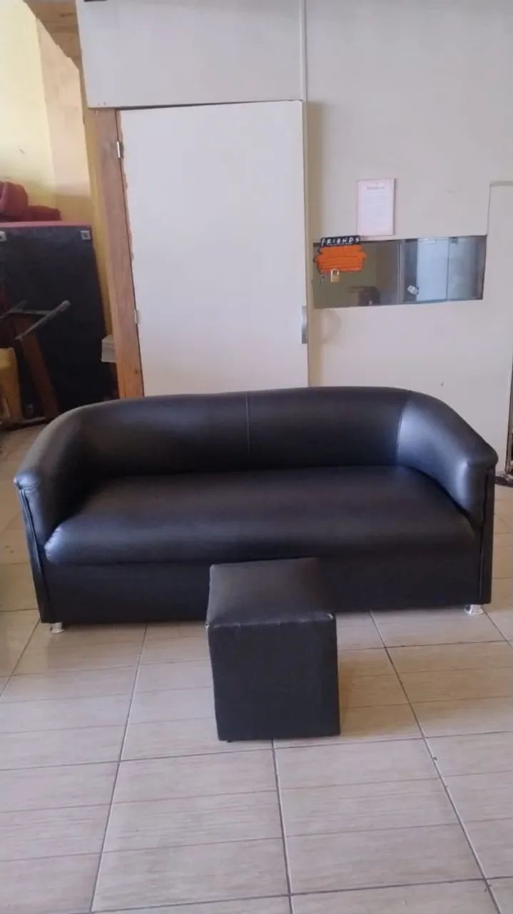 Sofá tipo poltrona 3 lugares com puff - Foto 4