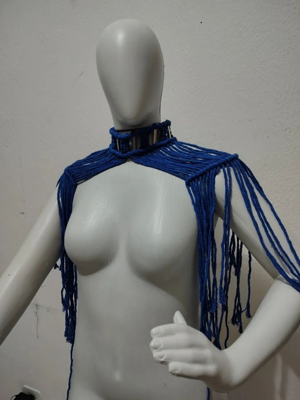 Ombreira de macramê azul 3 em 1, top e colar  - Foto 4