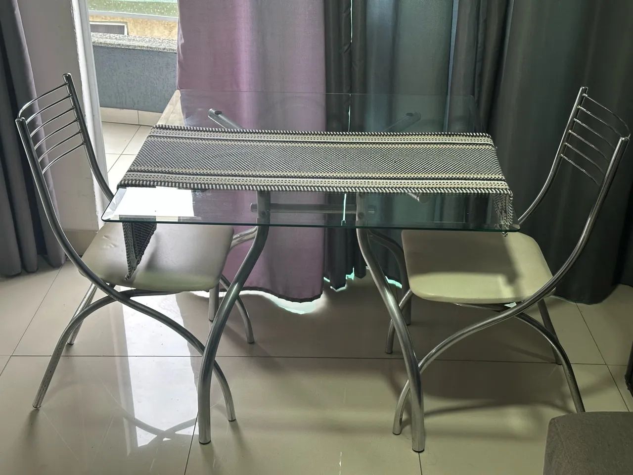 Vendo conjunto mesa com 2 cadeiras e aparador - Foto 3