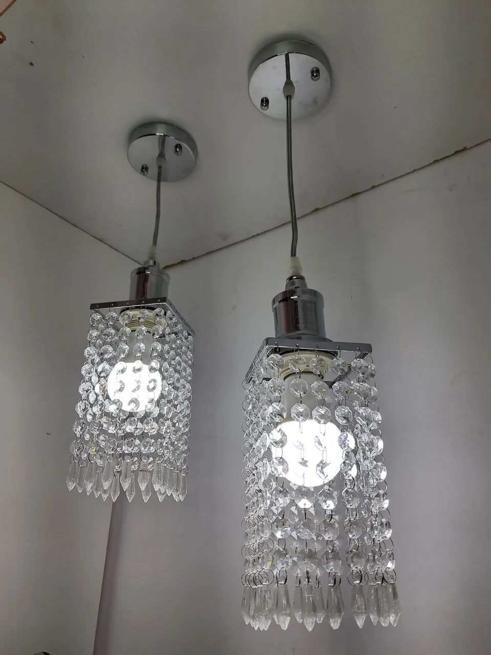 Luminária Pendente com base e acabamento em aço cromado e pêndulos de Cristais - Foto 2
