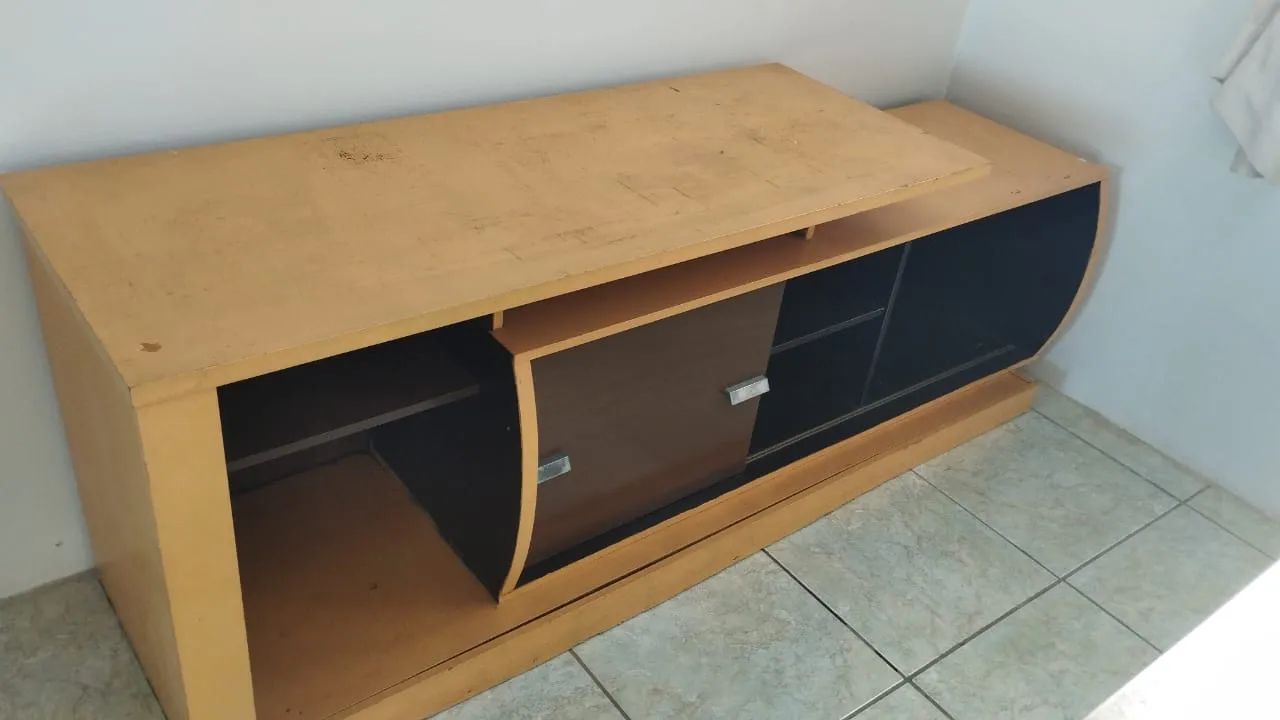 Rack de madeira com portas curvas