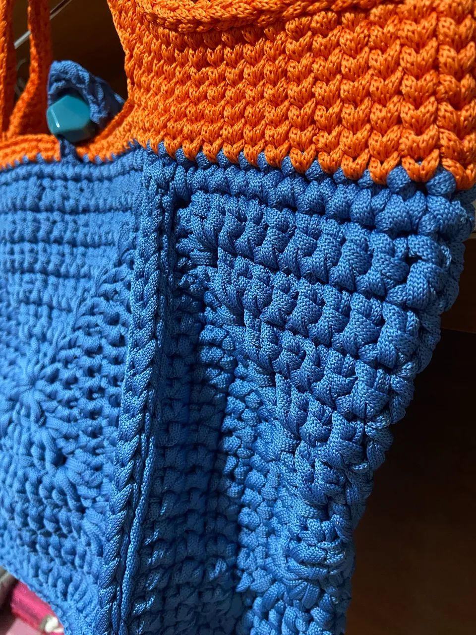 Bolsa de crochê azul e laranja - Foto 2