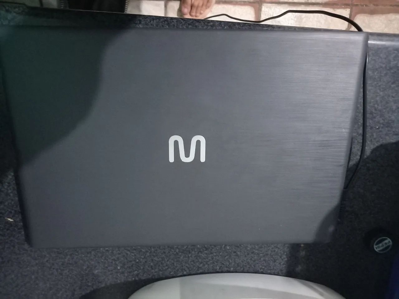 Notebook Multilaser Ultra UB250, na cor cinza-escuro.
