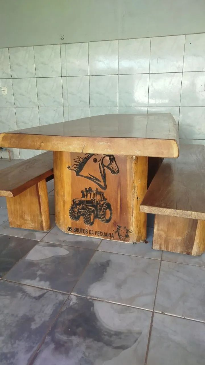 Mesa de madeira maciça 