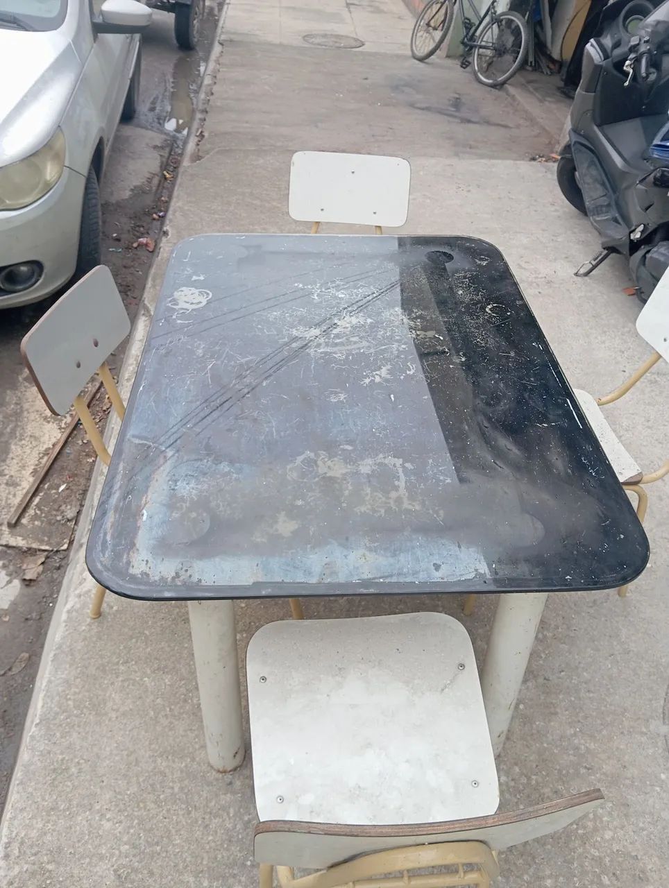 Mesa com tampo de vidro e quatro cadeiras  - Foto 4