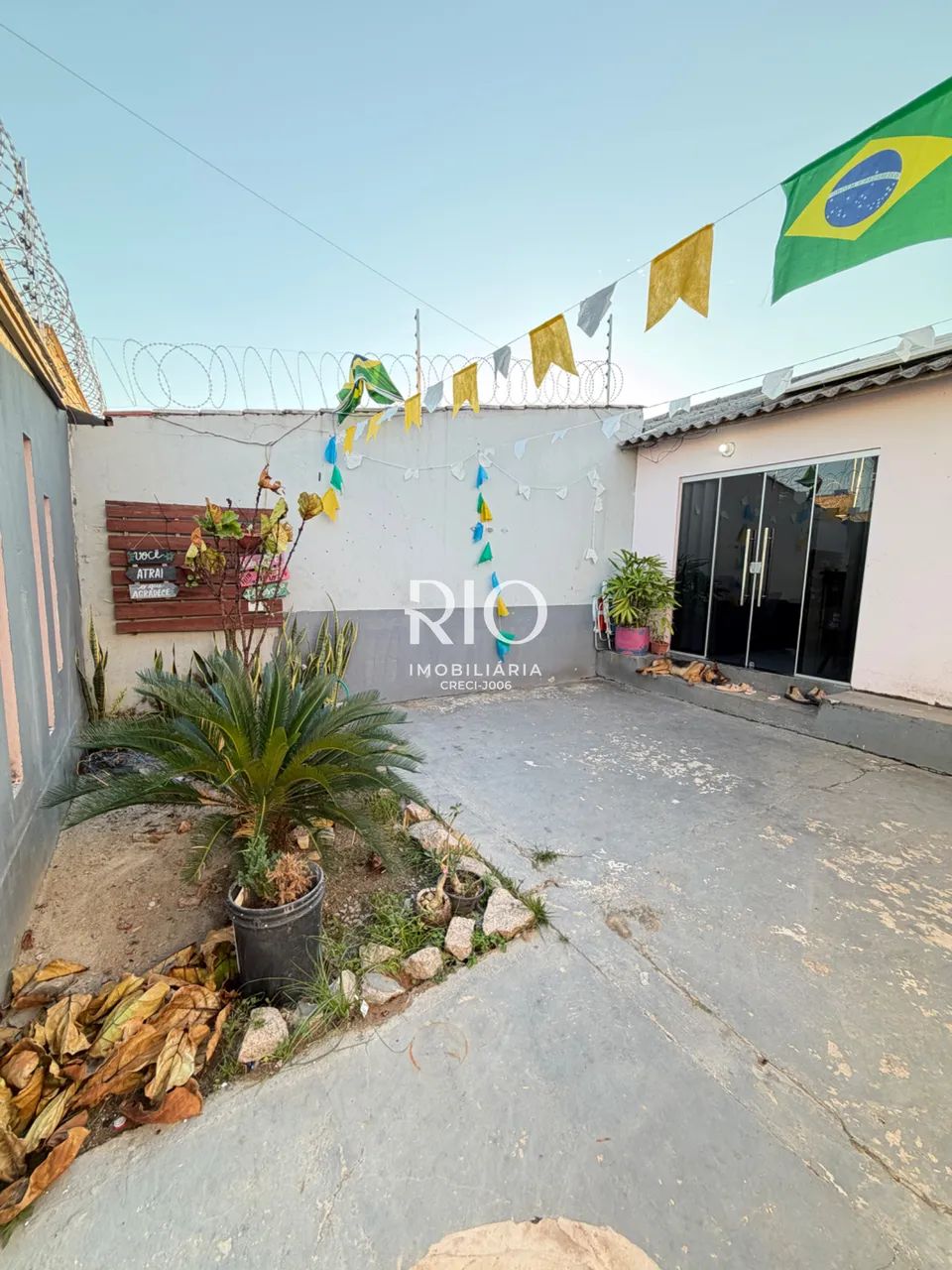 Casa á Venda com 2 quartos, piscina , placa solar e garagem.