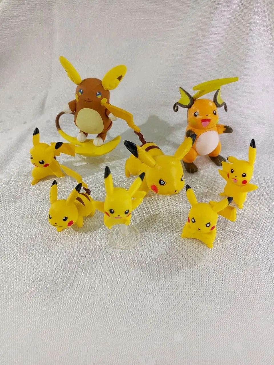 Combo Pokémon, pikachus e suas evoluções. (Alola Raichu e Raichu) Com 8 bonecos - Foto 2