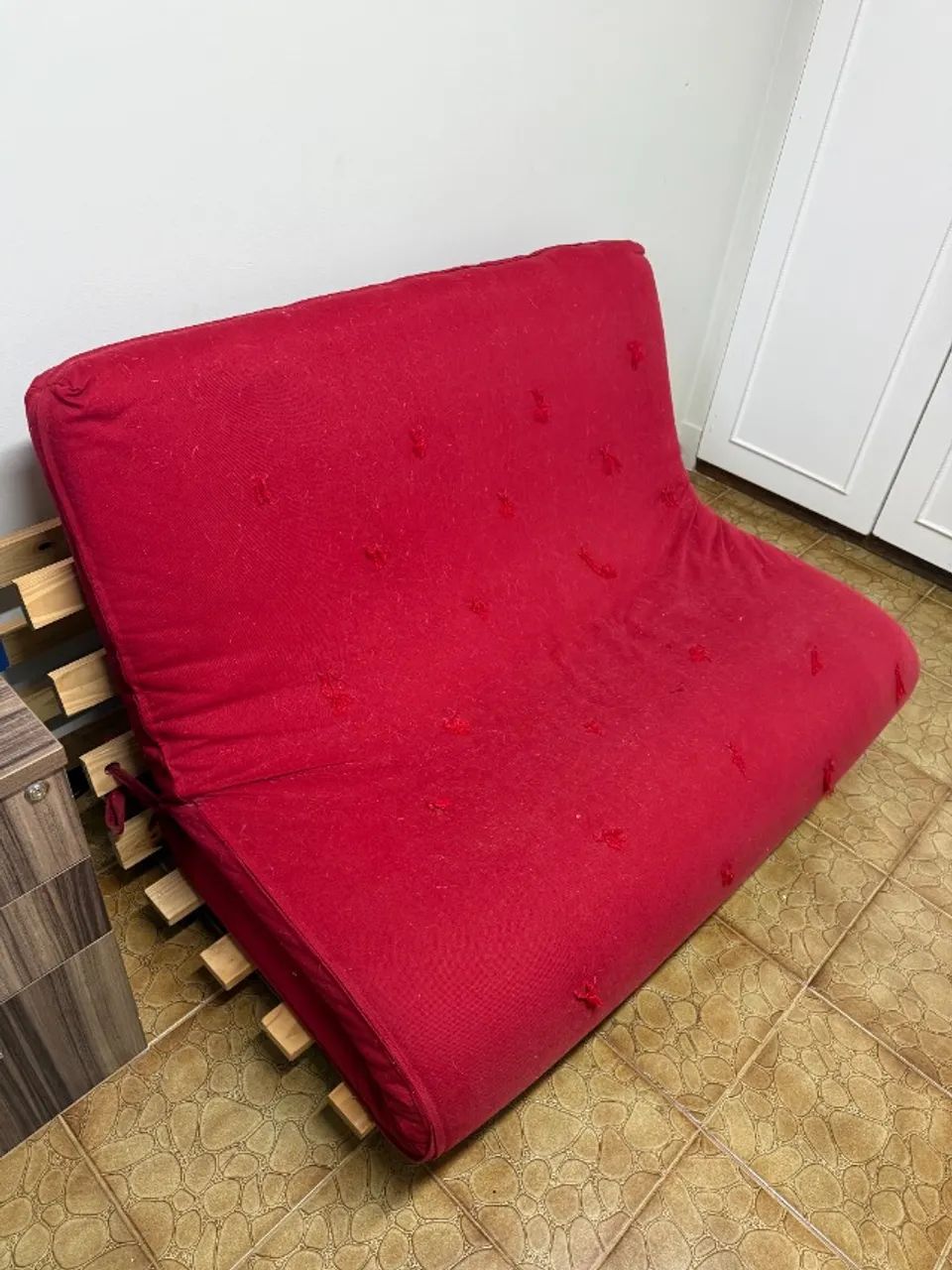 Futon - Sofa Cama Casal Oriental Vermelho Com Madeira Maciça