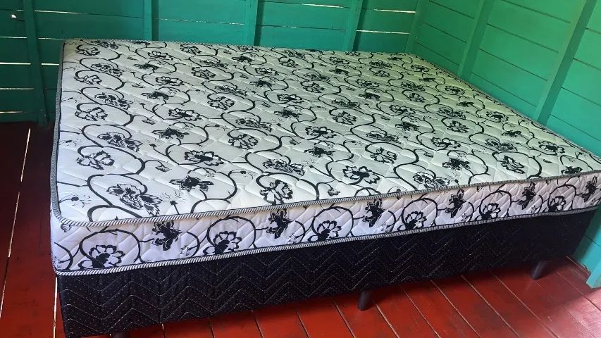 Cama e guarda roupa