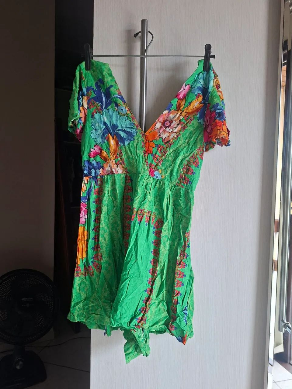 KIT 3 vestidos e 2 macaquinhos tamanho P