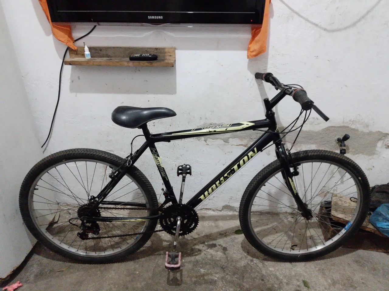 Bicicleta Houston semi nova com marchas aro 26