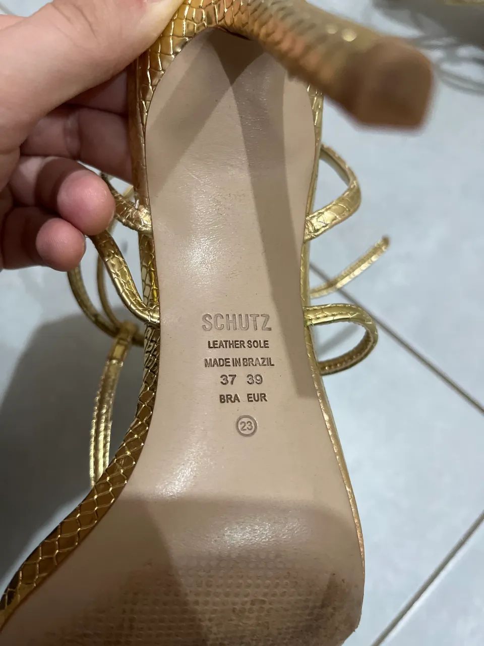 Sapato Schutz dourado - Foto 2