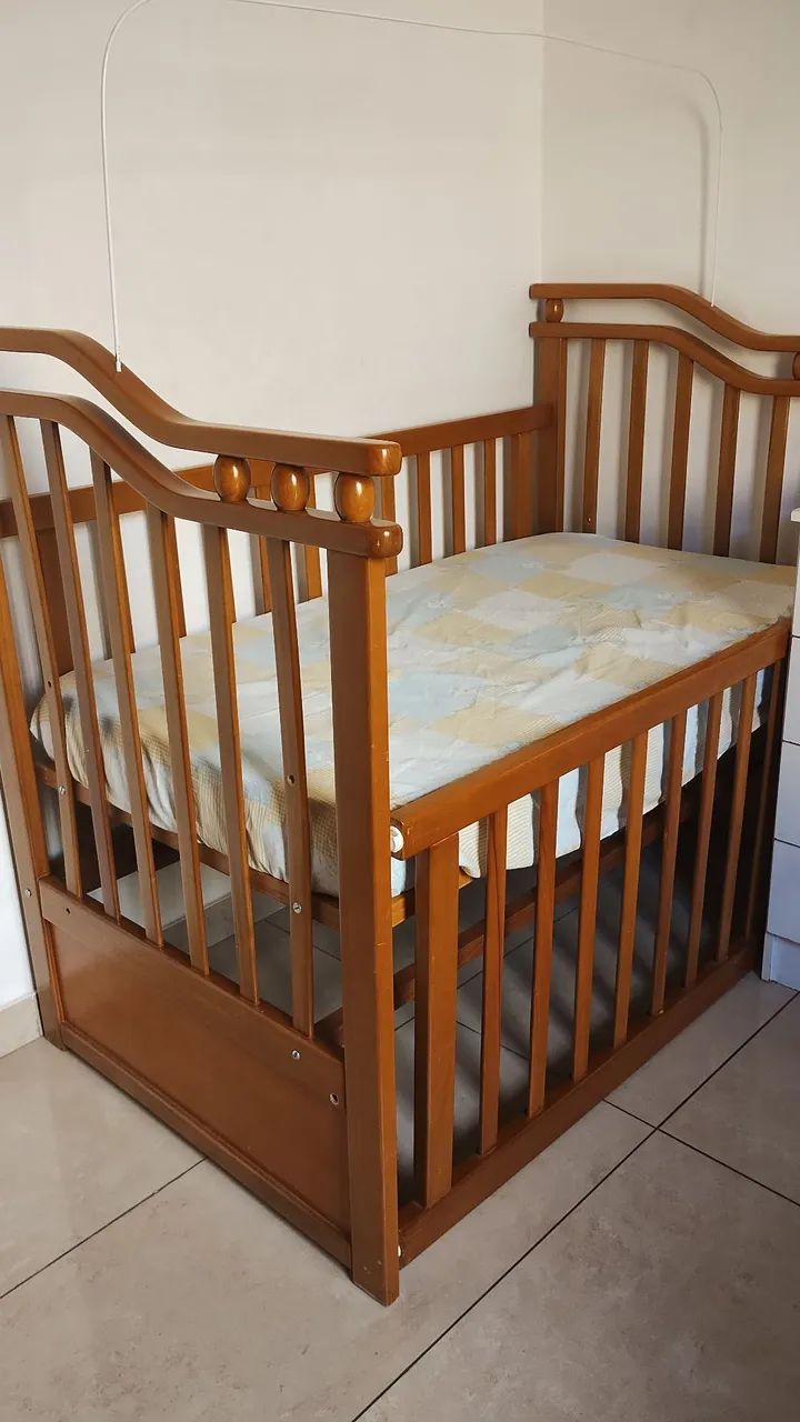 Berço de madeira maciça super conservado 