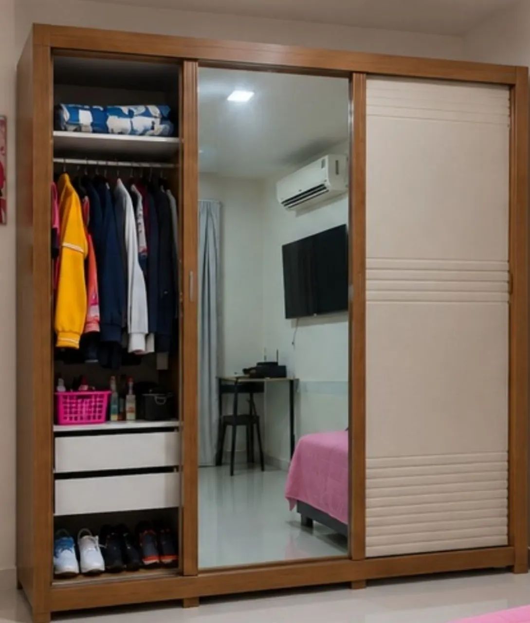 Guarda- roupa 3 portas de correr. Com espaço  e em bom estado de uso.