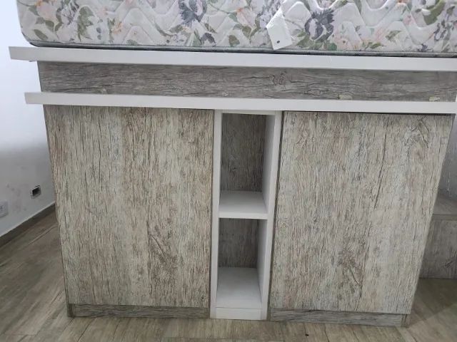 cama Queen com colchão e espaço para guardar objetos e roupas embaixo, - Foto 4
