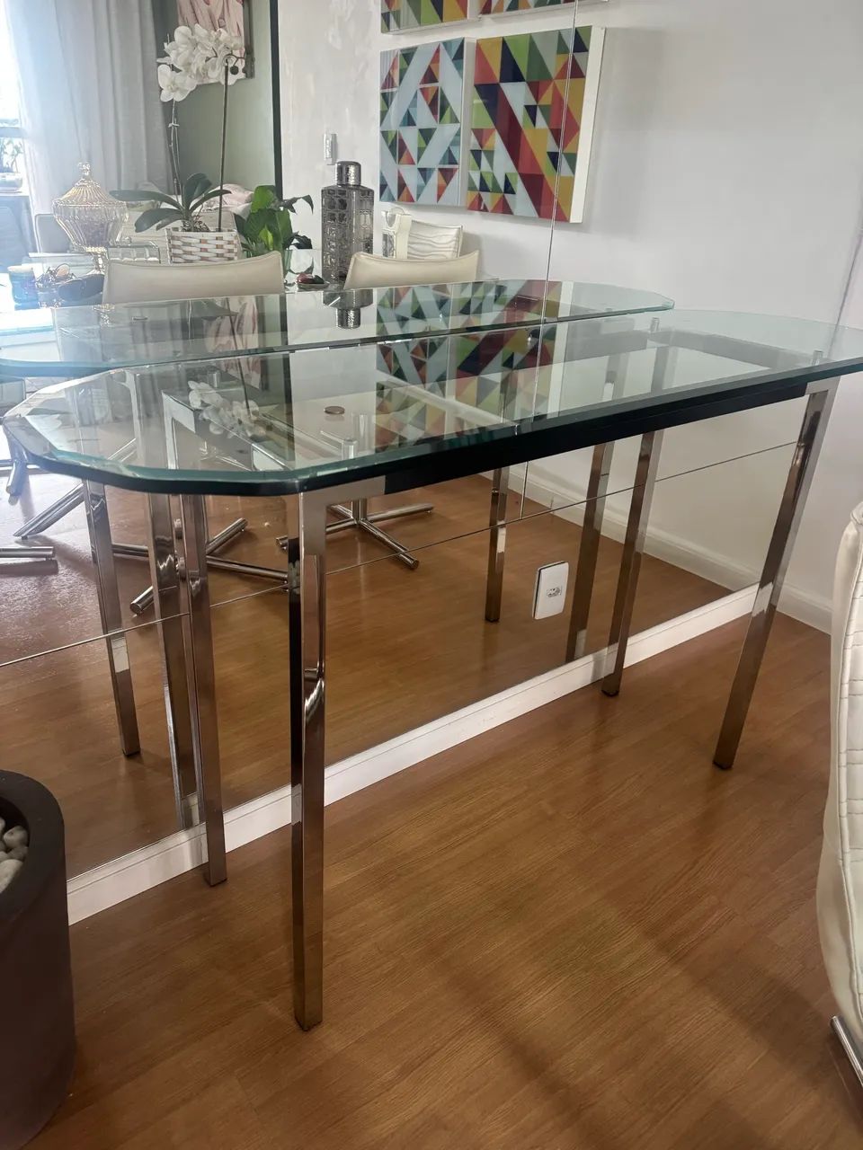 Mesa com cadeiras giratórias mais aparador