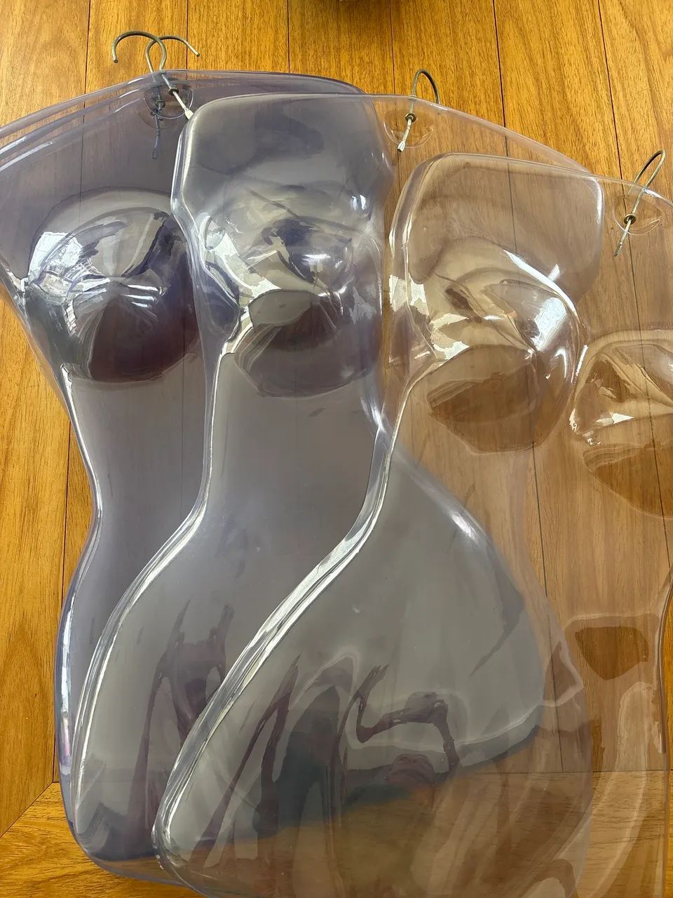 Conjunto de 5 Cabides de acrílico (corpinho) - Foto 2