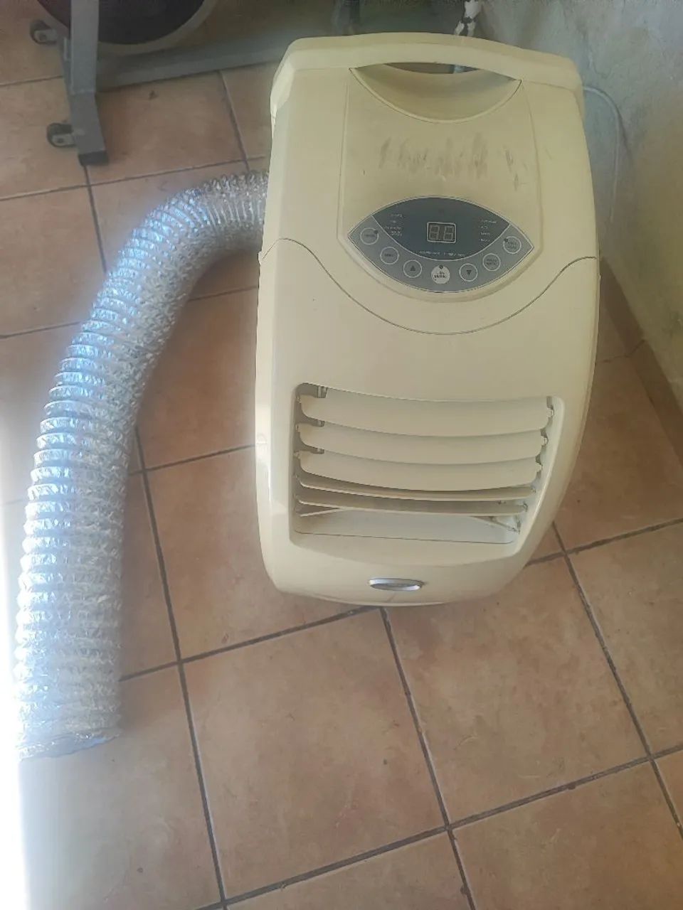 Ar condicionado ( frio e quente) 