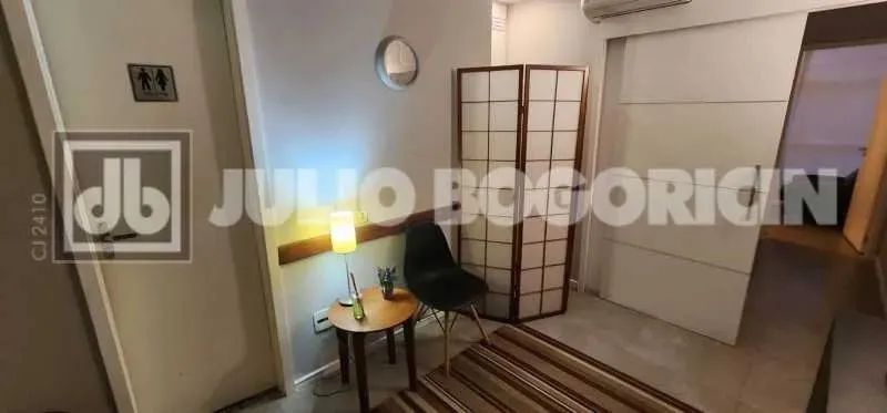 JBB71403 Excelente sala comercial com 27 m2 com cozinha e duas salas separadas por portas.