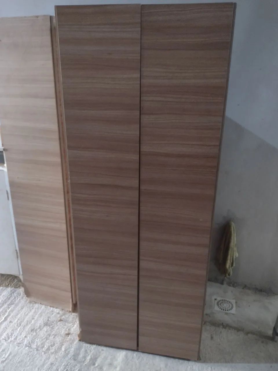 Vendo dois armários para escritório ou outros fins, cada um. R$ 150,00 