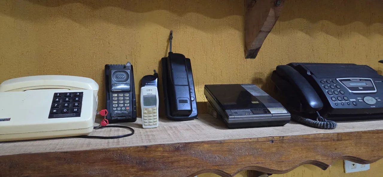 Lote com 6 Telefones e Eletrônicos Antigos - Motorola, Nokia e Panasonic 