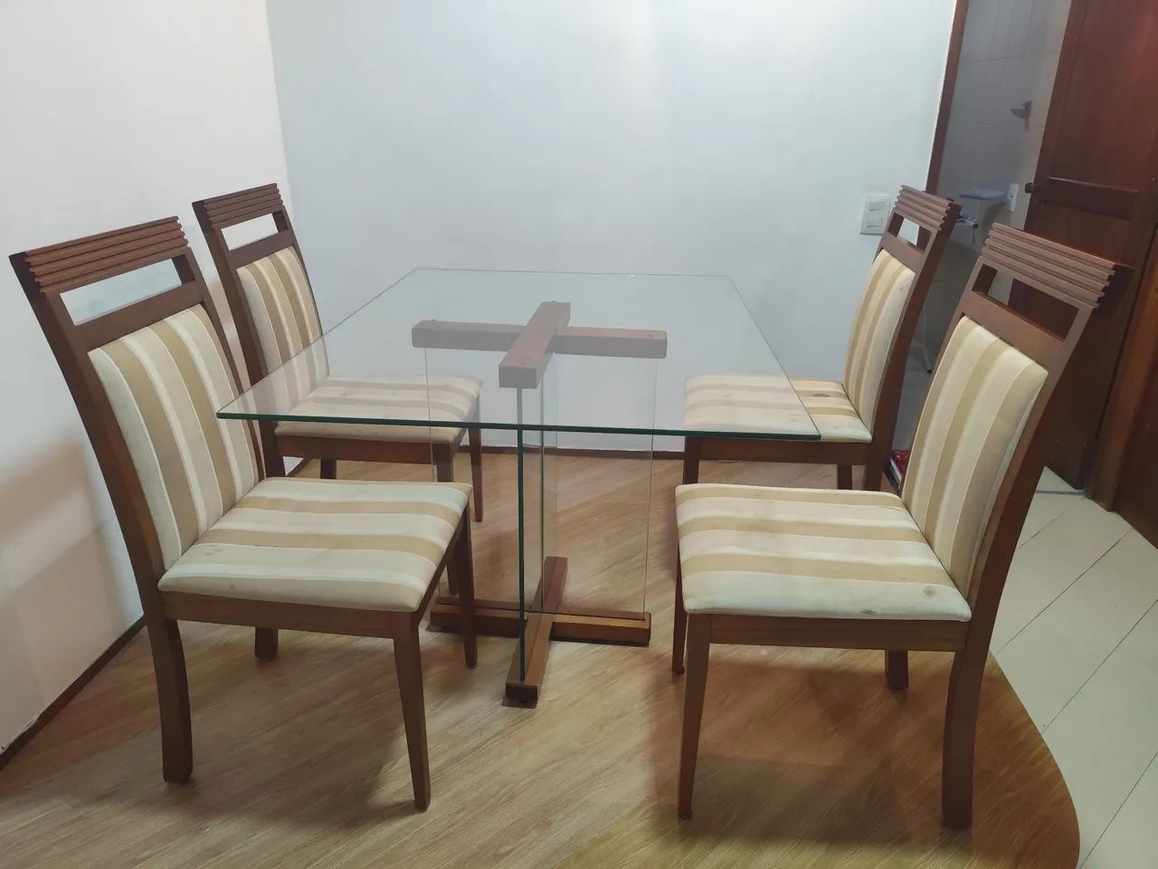 Vendo mesa de vidro com 4 cadeiras  - Foto 3
